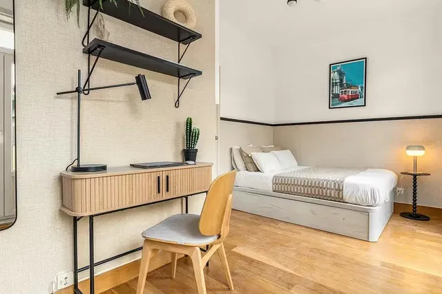 Kuchnia; sprzęt kuchenny, podłoga drewniana, światło dzienne, styl nowoczesny