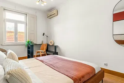 Keuken; keukenapparatuur, houten vloer, natuurlijk licht, moderne stijl