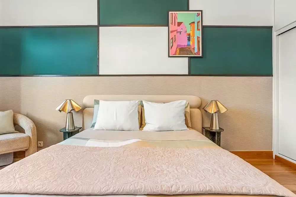 Keuken; keukenapparatuur, houten vloer, natuurlijk licht, moderne stijl