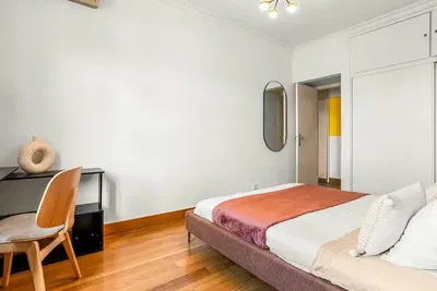 Woonkamer; houten vloer, natuurlijk licht, moderne stijl