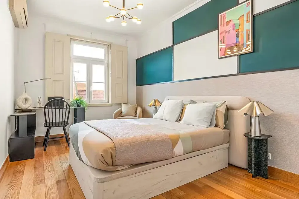 Keuken; keukenapparatuur, houten vloer, natuurlijk licht, moderne stijl