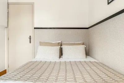 Cozinha; eletrodomésticos, chão de madeira, luz natural, estilo moderno