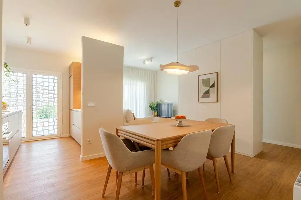 Wohnzimmer; holzboden, tageslicht, moderner stil