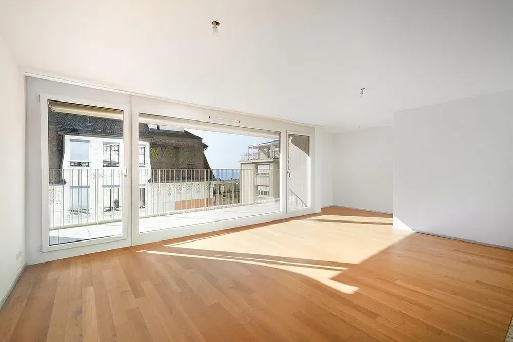 Кухиња; кухињски апарати, дрвени под, природно светло, модерни стил