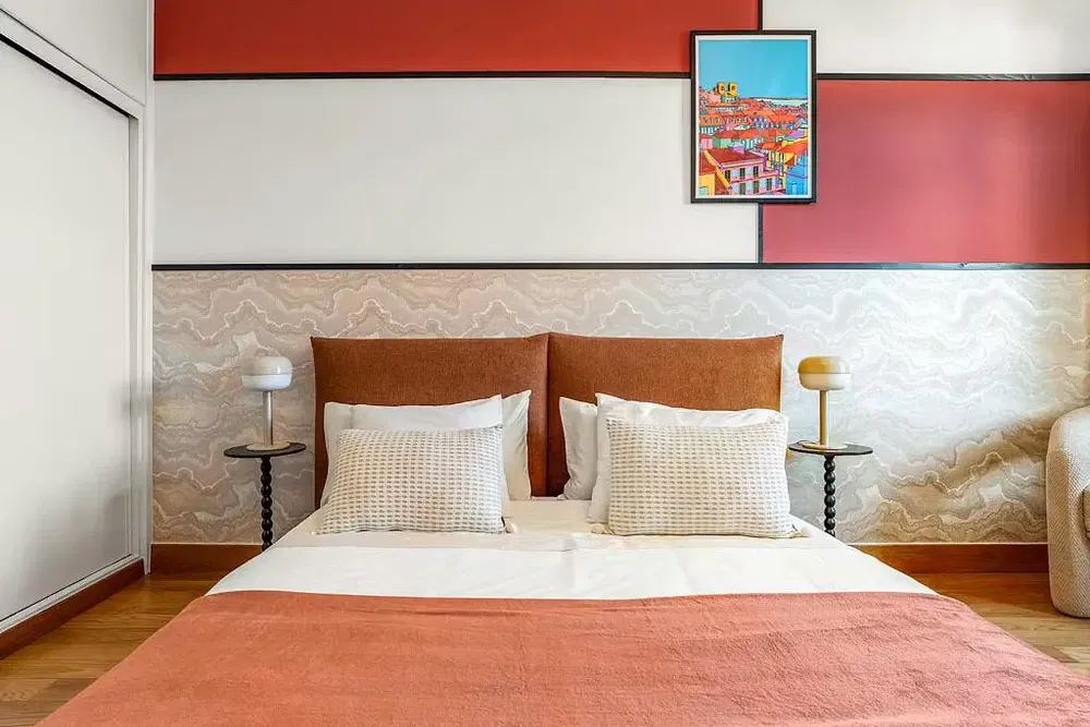 Keuken; keukenapparatuur, houten vloer, natuurlijk licht, moderne stijl