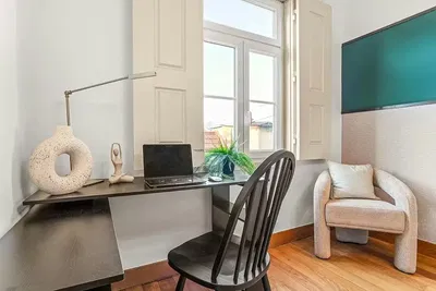 Keuken; keukenapparatuur, houten vloer, natuurlijk licht, moderne stijl