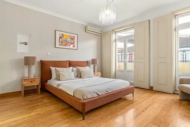 Salon; podłoga drewniana, światło dzienne, styl nowoczesny