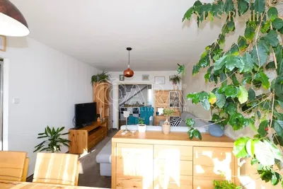 Кухня; кухненски уреди, дървен под, естествена светлина, модерен стил