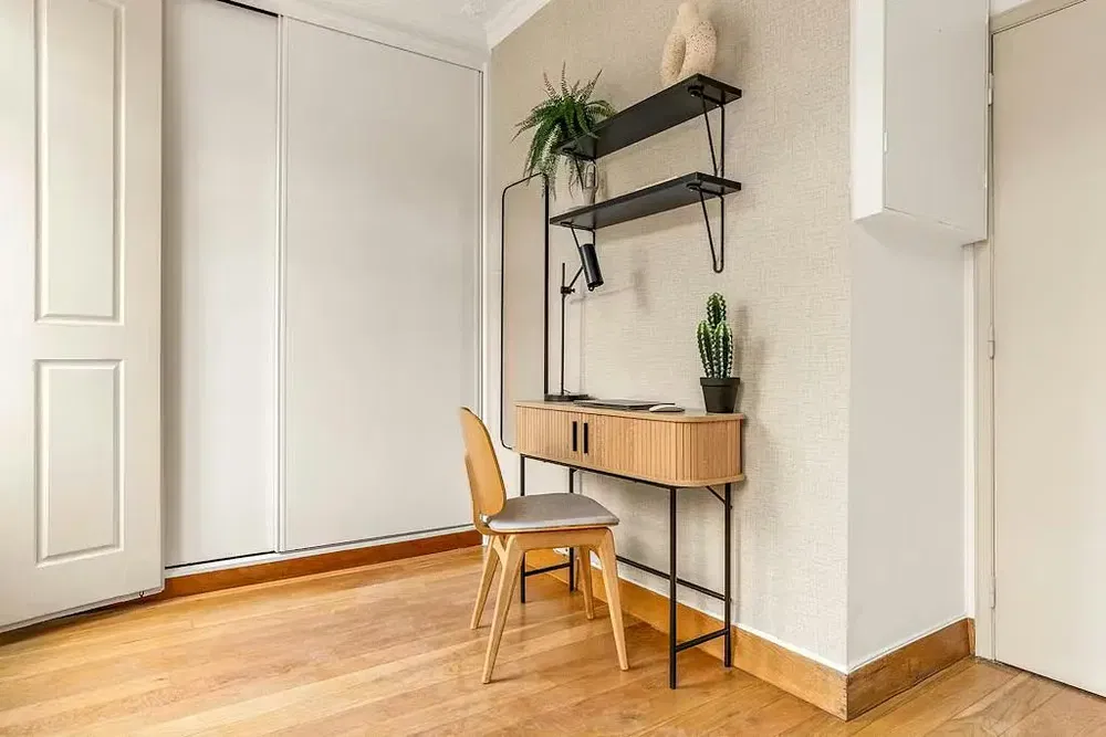 Cozinha; eletrodomésticos, chão de madeira, luz natural, estilo moderno