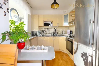 Хол; дървен под, естествена светлина, модерен стил, високи тавани