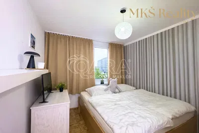 Кухня; кухненски уреди, дървен под, естествена светлина, модерен стил