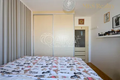 Хол; дървен под, естествена светлина, модерен стил