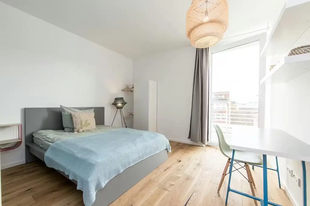 Cocina; electrodomésticos, suelo de madera, luz natural, estilo moderno