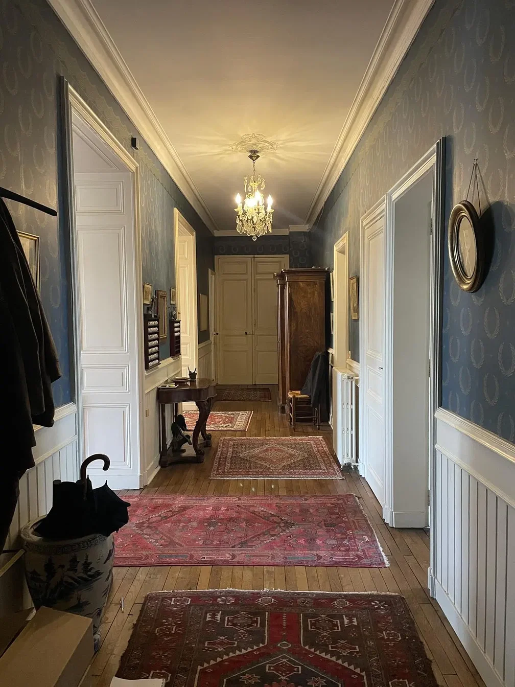 Кухиња; кухињски апарати, дрвени под, природно светло, модерни стил