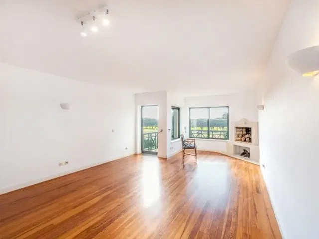 Keuken; keukenapparatuur, houten vloer, natuurlijk licht, moderne stijl