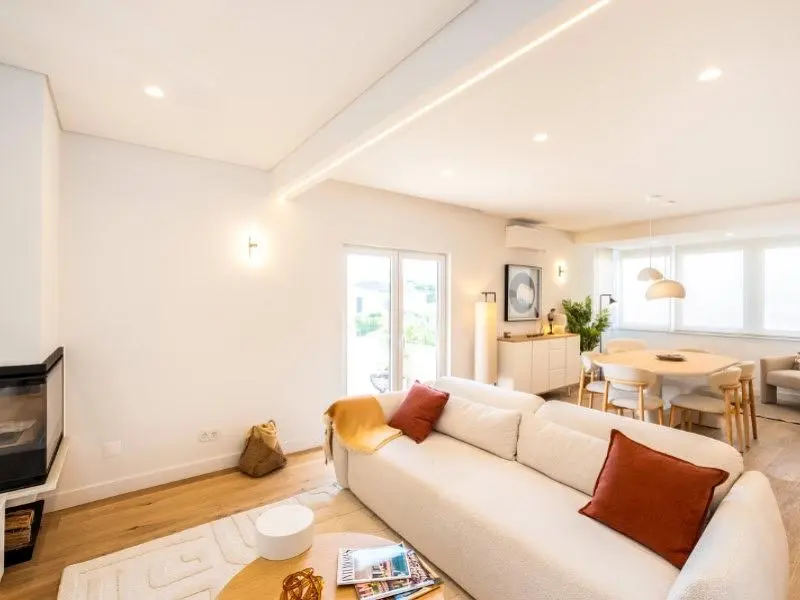 Keuken; keukenapparatuur, houten vloer, natuurlijk licht, moderne stijl