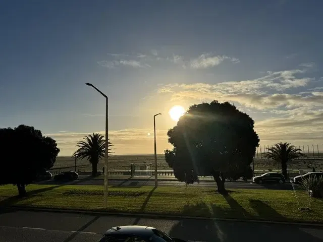 Cuisine; électroménager, parquet, lumière naturelle, style moderne