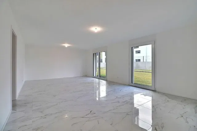 Küche; küchengeräte, holzboden, tageslicht, moderner stil