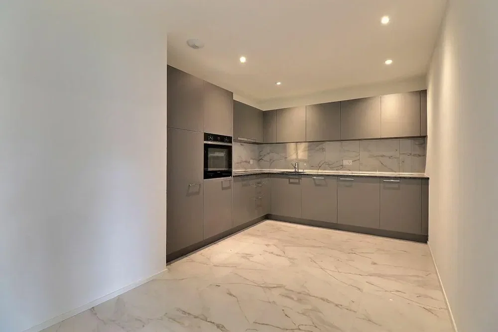 Cuisine; électroménager, parquet, lumière naturelle, style moderne