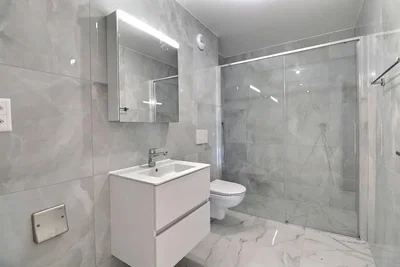 Cuisine; électroménager, parquet, lumière naturelle, style moderne