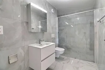 Küche; küchengeräte, holzboden, tageslicht, moderner stil