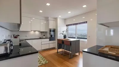 مطبخ; أجهزة المطبخ, أرضية خشبية, ضوء طبيعي, أسلوب عصري