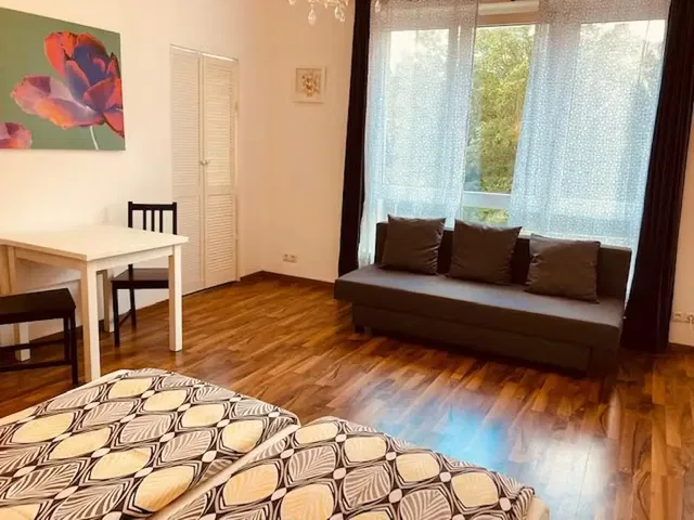 Küche; küchengeräte, holzboden, tageslicht, moderner stil