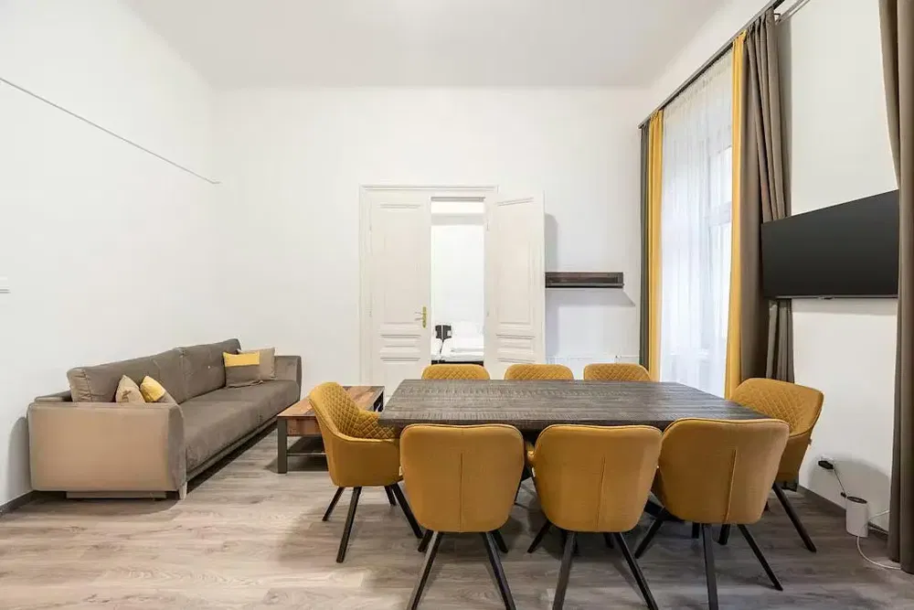 Kuchyňa; kuchynské spotrebiče, drevená podlaha, prirodzené svetlo, moderný štýl