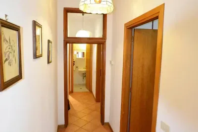 Cocina; electrodomésticos, suelo de madera, luz natural, estilo moderno