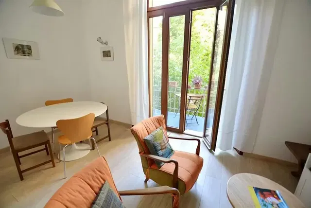 Cozinha; eletrodomésticos, chão de madeira, luz natural, estilo moderno