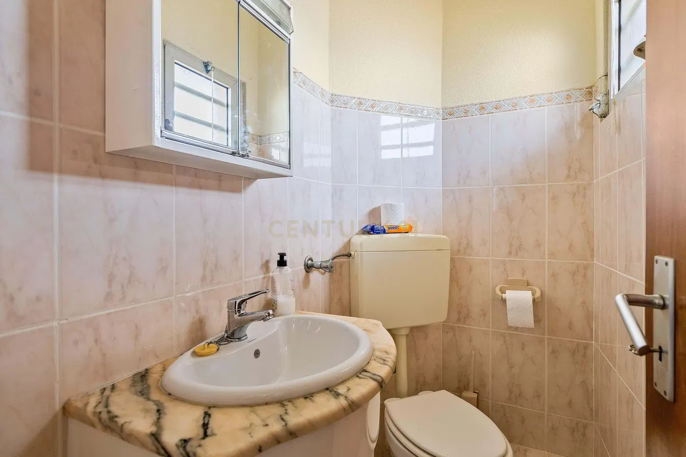 Kuchnia; sprzęt kuchenny, podłoga drewniana, światło dzienne, styl nowoczesny