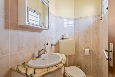 Kuchnia; sprzęt kuchenny, podłoga drewniana, światło dzienne, styl nowoczesny