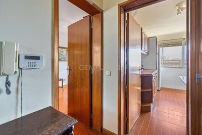 Kuchnia; sprzęt kuchenny, podłoga drewniana, światło dzienne, styl nowoczesny