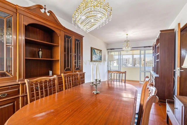 Living room; wood floor, natural light, modern style