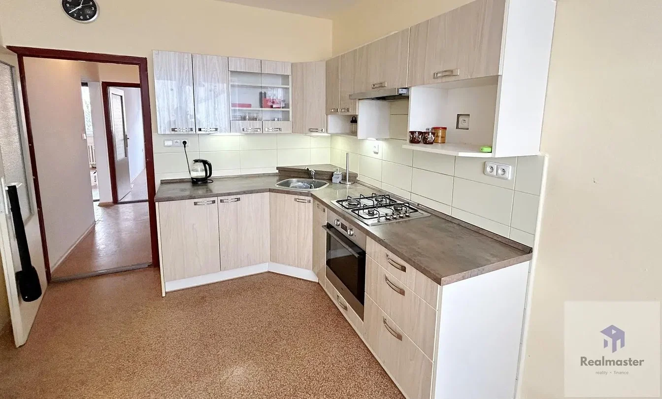 Cocina; electrodomésticos, suelo de madera, luz natural, estilo moderno
