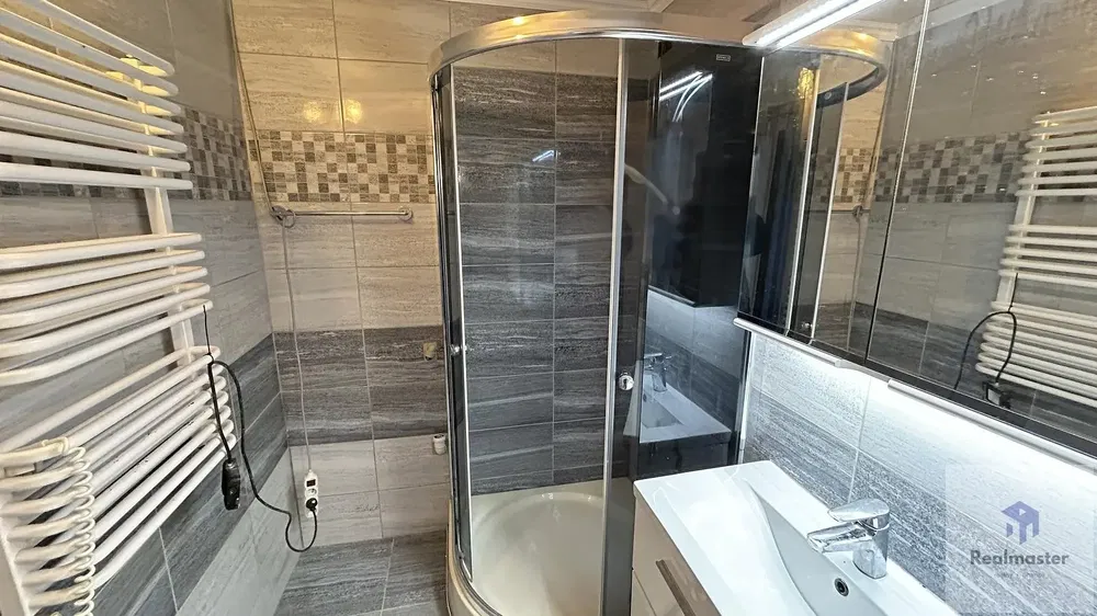 Cocina; electrodomésticos, suelo de madera, luz natural, estilo moderno