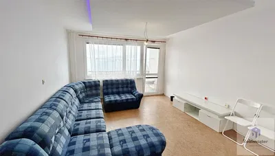 Salón; suelo de madera, luz natural, estilo moderno, techos altos