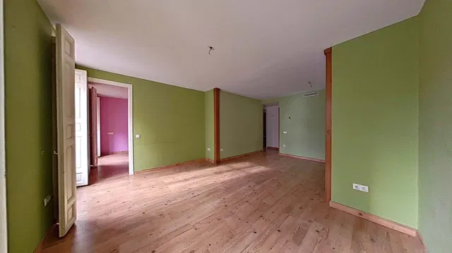 Κουζίνα; συσκευές κουζίνας, ξύλινο πάτωμα, φυσικό φως, μοντέρνο στυλ