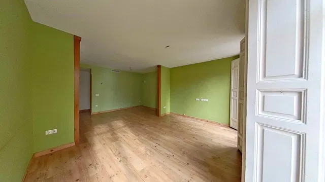 Κουζίνα; συσκευές κουζίνας, ξύλινο πάτωμα, φυσικό φως, μοντέρνο στυλ