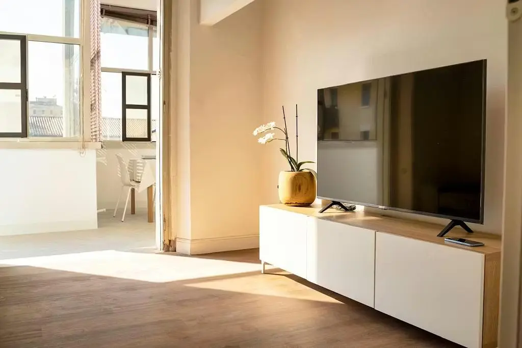 Kuhinja; kućanski aparati, drveni pod, prirodna svjetlost, moderan stil