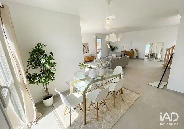 مطبخ; أجهزة المطبخ, أرضية خشبية, ضوء طبيعي, أسلوب عصري