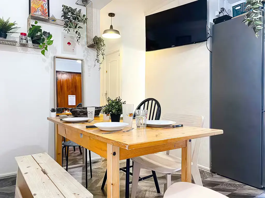 Küche; küchengeräte, holzboden, tageslicht, moderner stil