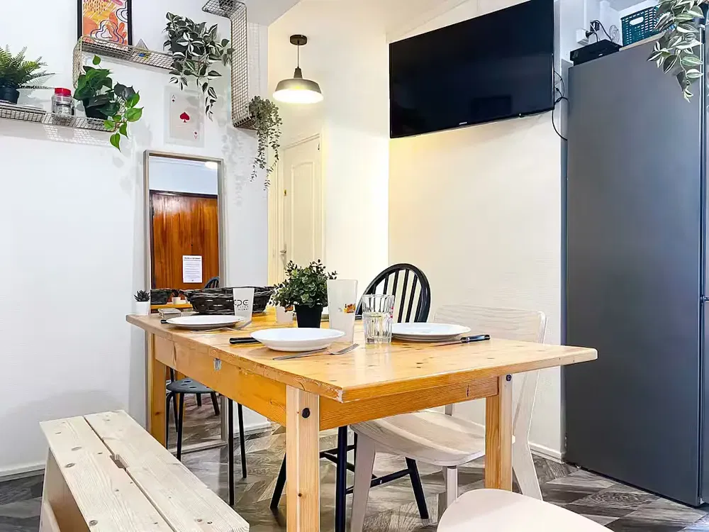 Küche; küchengeräte, holzboden, tageslicht, moderner stil