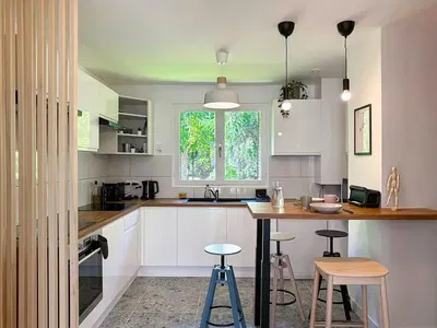 Küche; küchengeräte, holzboden, tageslicht, moderner stil