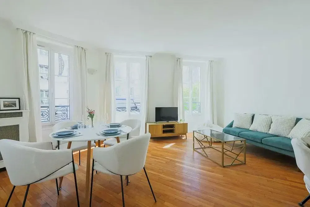 Kuchyňa; kuchynské spotrebiče, dlažba, prirodzené svetlo, moderný štýl