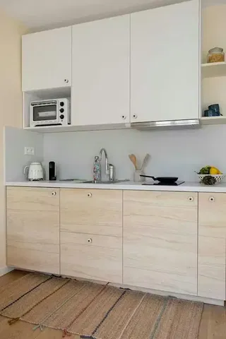 Κουζίνα; συσκευές κουζίνας, ξύλινο πάτωμα, φυσικό φως, μοντέρνο στυλ