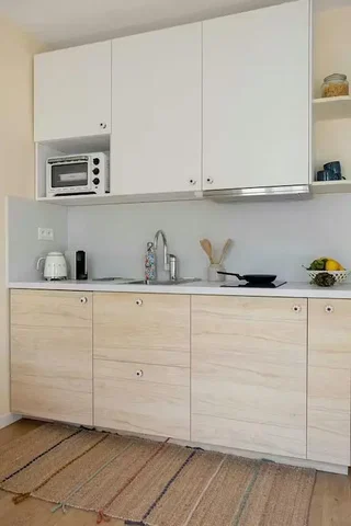 Cucina; elettrodomestici, pavimento in legno, luce naturale, stile moderno