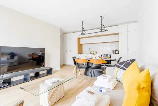 Cucina; elettrodomestici, pavimento in legno, luce naturale, stile moderno