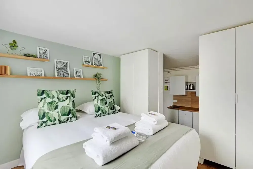 Kuchnia; sprzęt kuchenny, podłoga drewniana, światło dzienne, styl nowoczesny