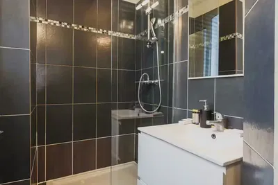 Keuken; keukenapparatuur, houten vloer, natuurlijk licht, moderne stijl